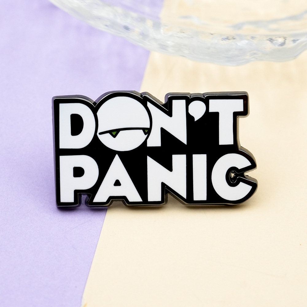 Значок-пин Don't Panic черный