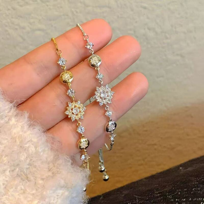 Winter Snowflake Bracelet for Women Ins Retro Exquisite Niche Design High-Gloss Zircon Adjustable Pull-Out Bracelet Winter Snowflake Bracelet for Women Ins Retro Exquisite Niche Design High-Gloss Zircon Adjustable Pull-Out Bracelet