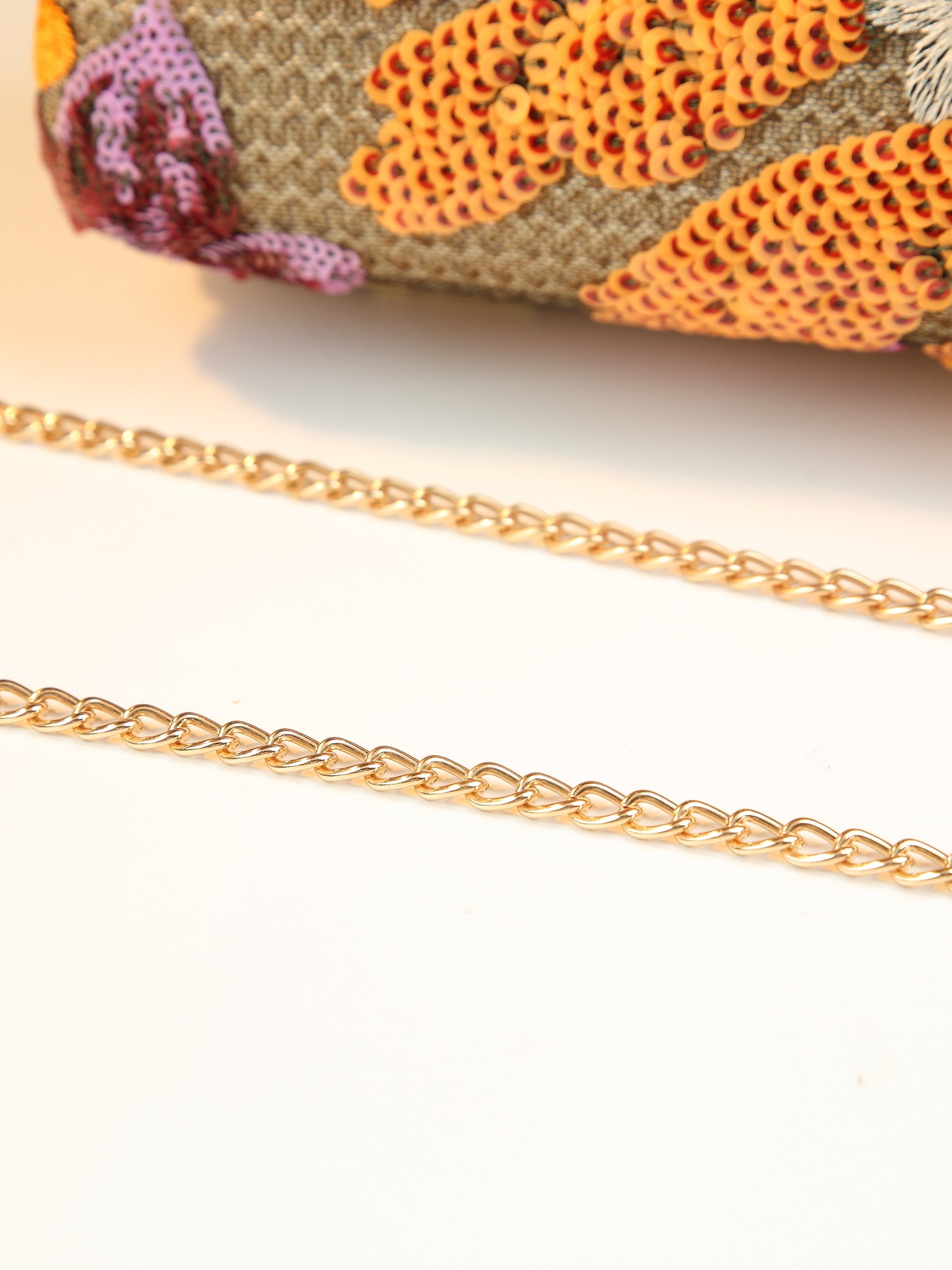 Elegant damväska i linne med paljetter och broderier_voghion.com