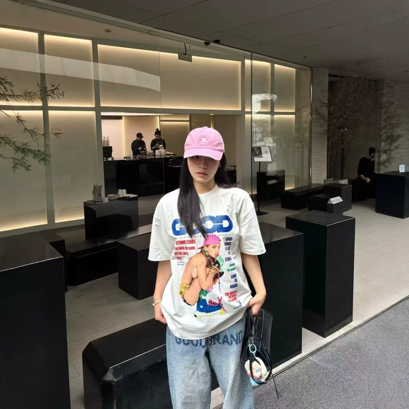 Goodbrand × Playboy Collaboration Model Skater Girl Classic Poster Logo Luxury Fashion Short-Sleeve Shirt Goodbrand × Playboy Collaboration Model Skater Girl Classic Poster Logo Luxury Fashion Short-Sleeve Shirt