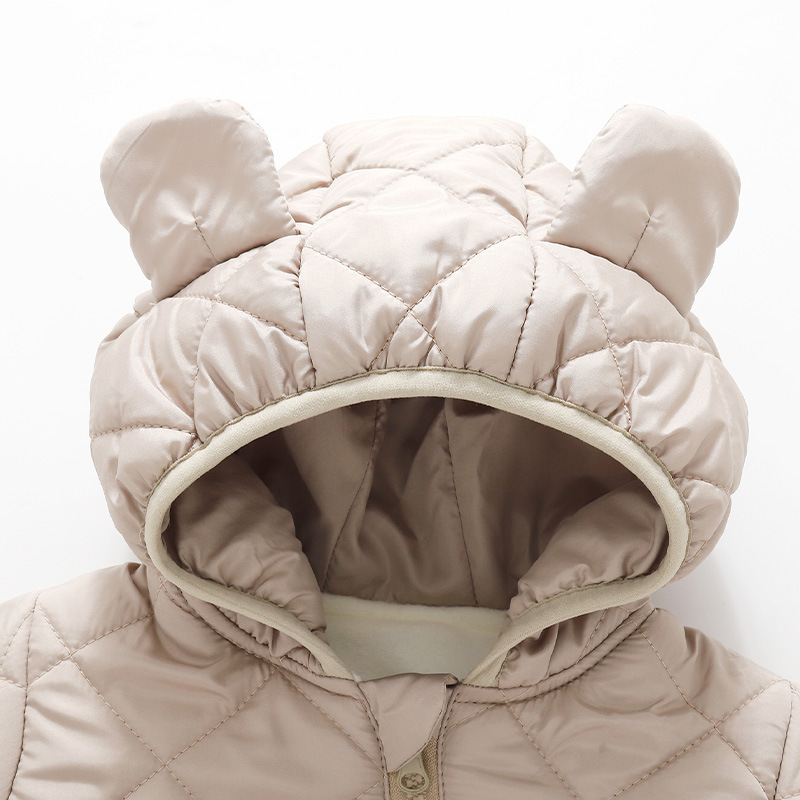 赤ちゃんの秋冬服は綿のワンピースを挟んでいます。|undefined
