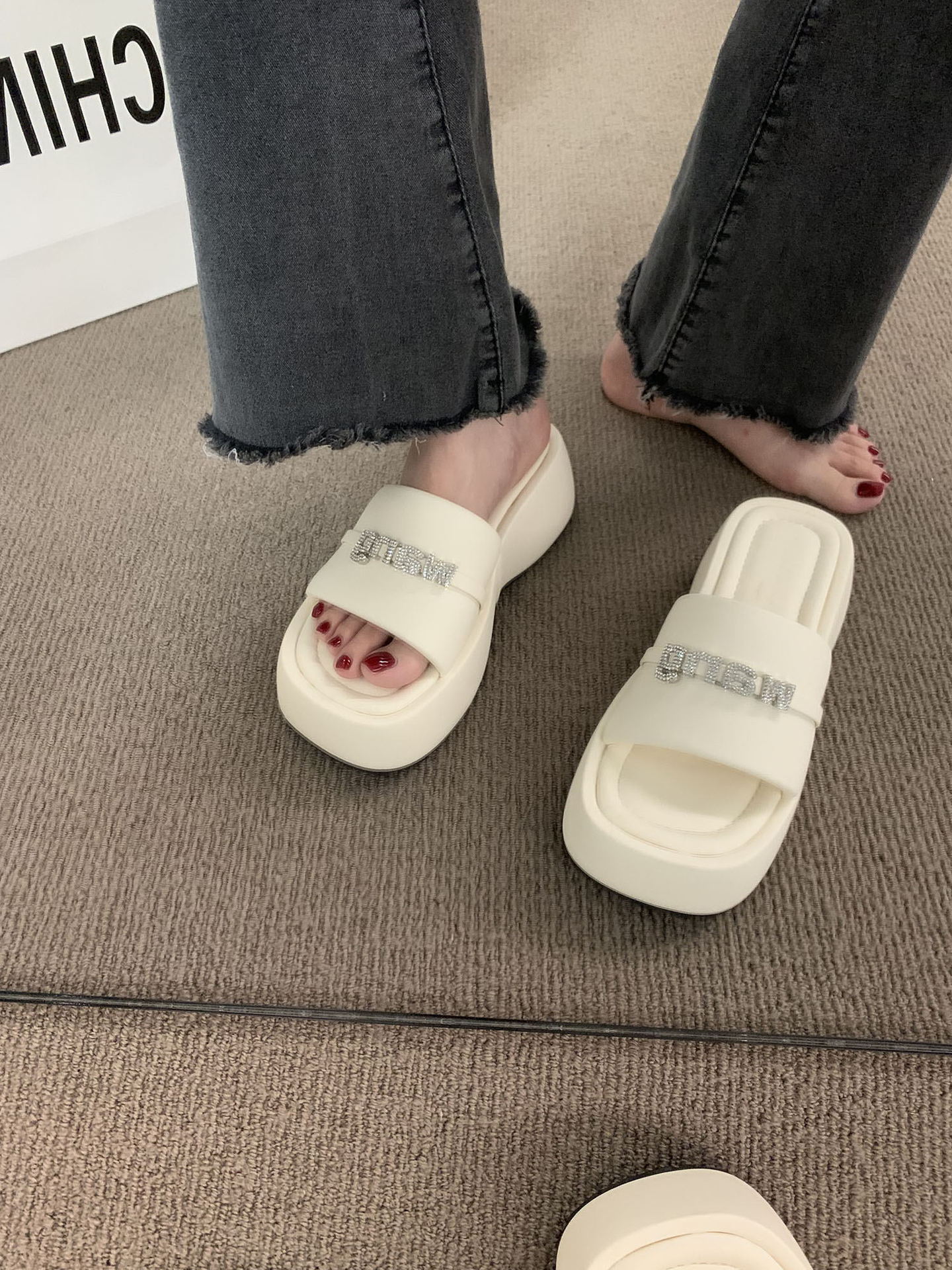 Un poco de alto nivel de sensación de fragancia romana zapatillas con falda zapatillas negras de fondo grueso para mujeres de verano para usar sandalias muffins de viento de noche