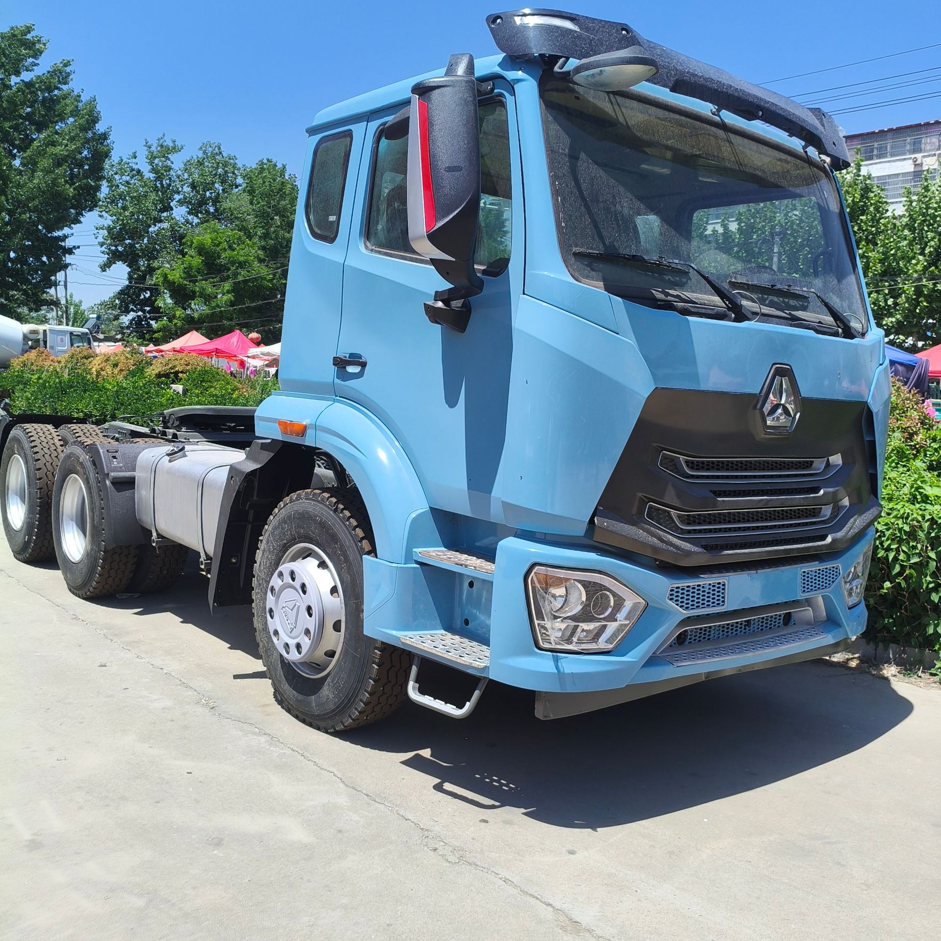 Exporting Howo 350-Horsepower Cement Tanker, Large 12-Cubic-Meter and 14-Cubic-Meter Cement Tanker