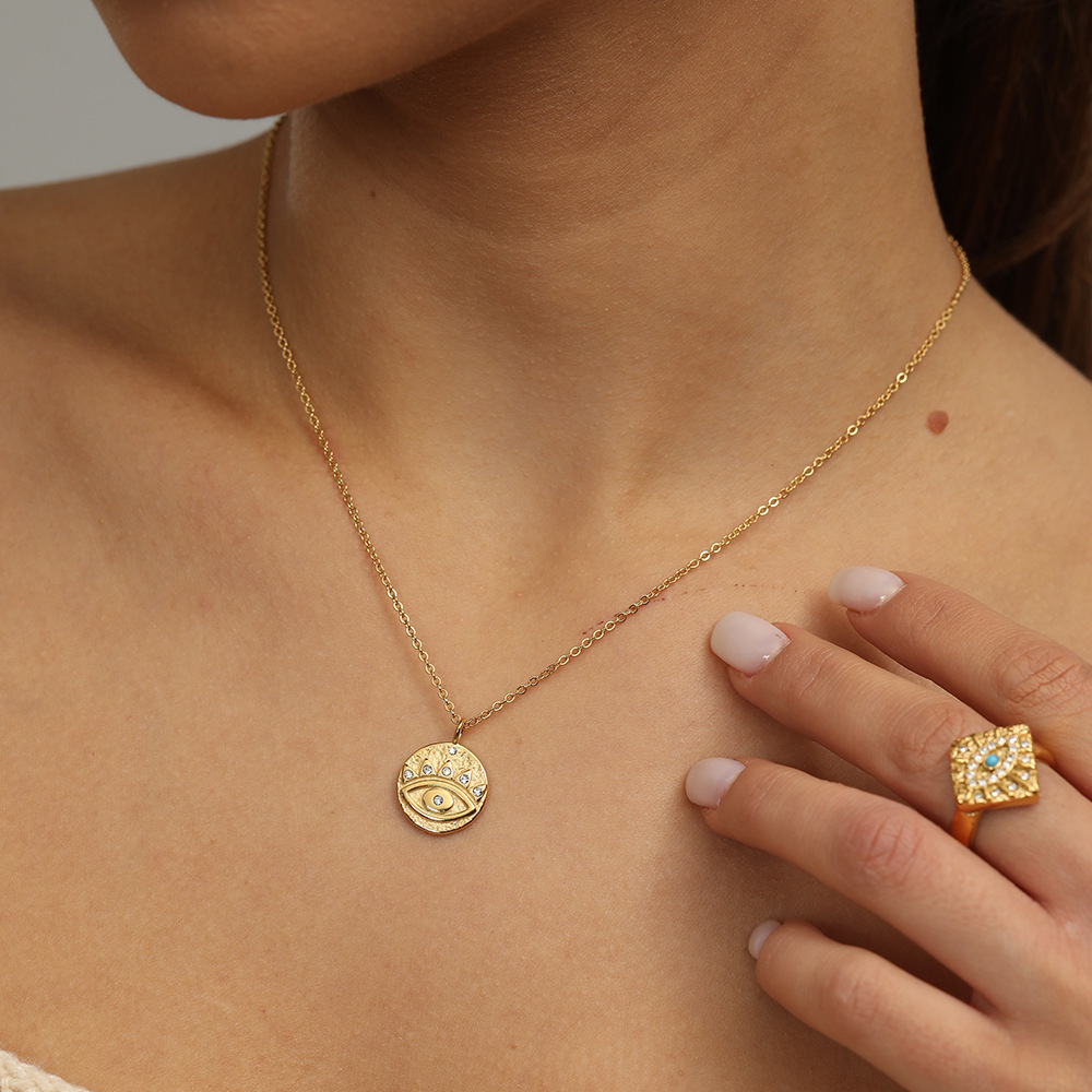 Tiana Europa y los Estados Unidos viento en línea rojo ojo del diablo conjunto de collar de clavícula relieve universal acero inoxidable chapado 18 quilates collar de oro para mujeres image 4