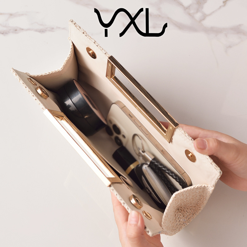 2025 nuevo bolso tejido de paja transfronterizo exclusivo, embrague de hardware con hebilla cuadrada de alta gama, bolso de cena simple europeo y americano, bolso de color sólido