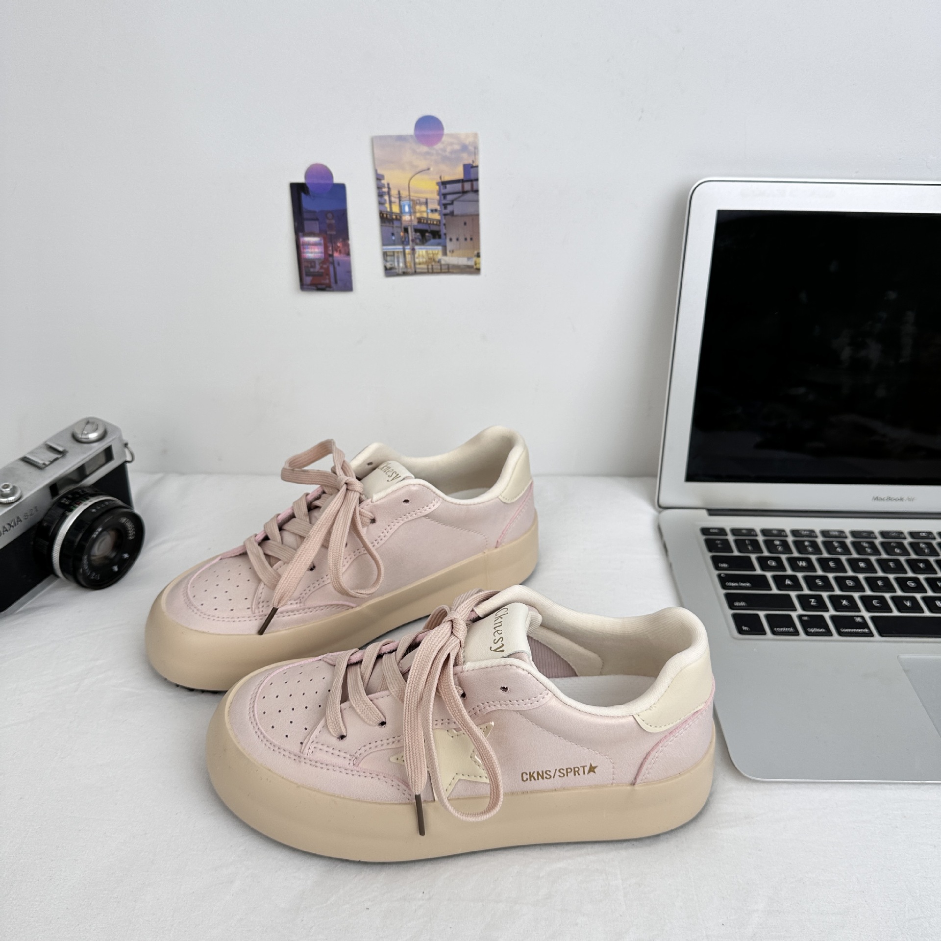 Zapatos blancos de suela gruesa para mujeres 2025, nuevos zapatos de cabeza suave y bonitos, zapatos de skate de suela gruesa para todos los padres 6606
