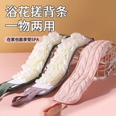 バスタオルとバスタオルを持っています。