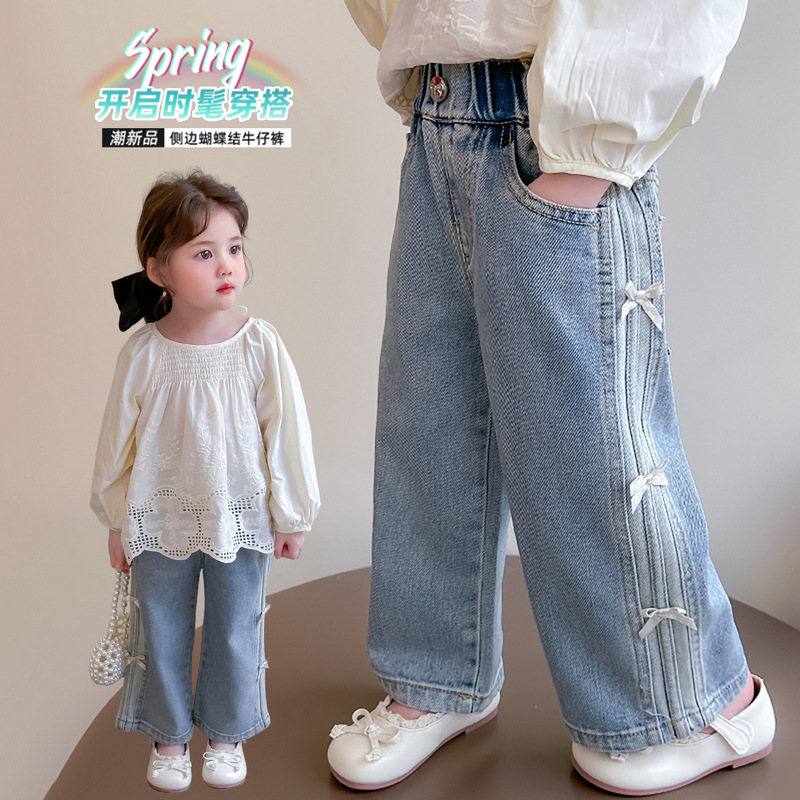 女の子の蝶結びのジーパンの春秋のタイプの2025新型の女の子のカジュアルなストレートのズボンの中の子供の洋気のズボン