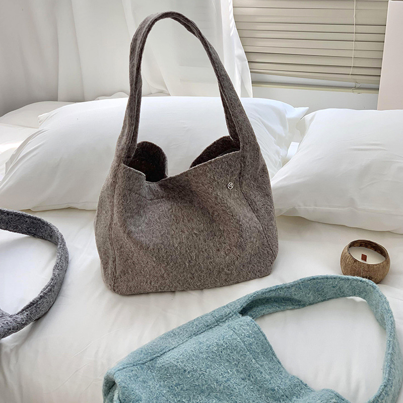 Bolso de hombro para niñas, sentido de alta gama, nicho, gran capacidad, otoño e invierno, bolso de franela de color sólido, bolso de mensajero ins al por mayor