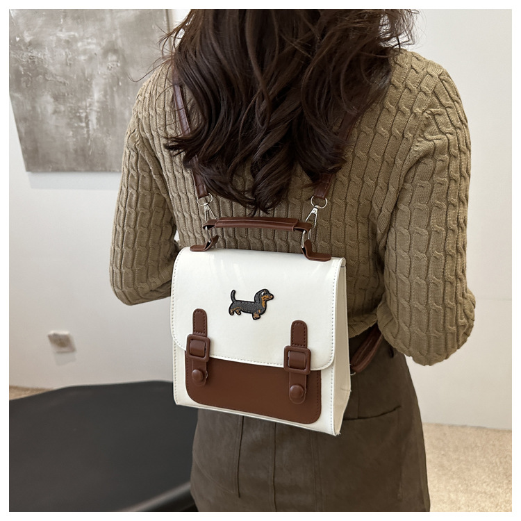 This is a new retro commuting backpack for the autumn of 2024, featuring a casual color contrast and a niche design. It is a small square single-shoulder hand-carry bag undefined