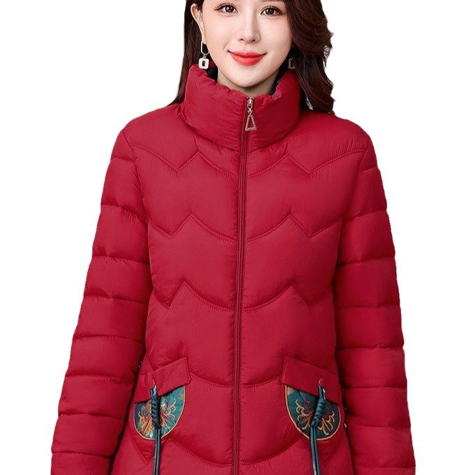 Madre, ropa de algodón de estilo nacional para mujeres, otoño y invierno 2024, nueva chaqueta de algodón bordada retro multifuncional, abrigo de algodón de mediana edad