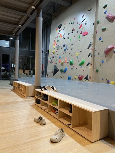 Custom solid wood window cabinet can be made into a floor cabinet with sitting function for dance room corner cabinet, picture book library sitting cabinet, balcony long cabinet, training room.