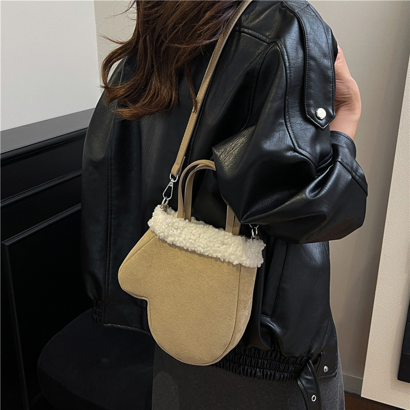 Guantes personales, bolsas de cubo de mano, mujeres, otoño y invierno 2025, nuevo esmaltado, bolsas de hombro retro, bolsas de moda de peluche, mochilas