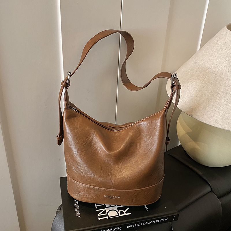 Otoño y invierno de alta calidad bolso de viaje para mujeres 2025 nuevo estilo de moda moda bolso de brazo de hombro retro bolso de cubo