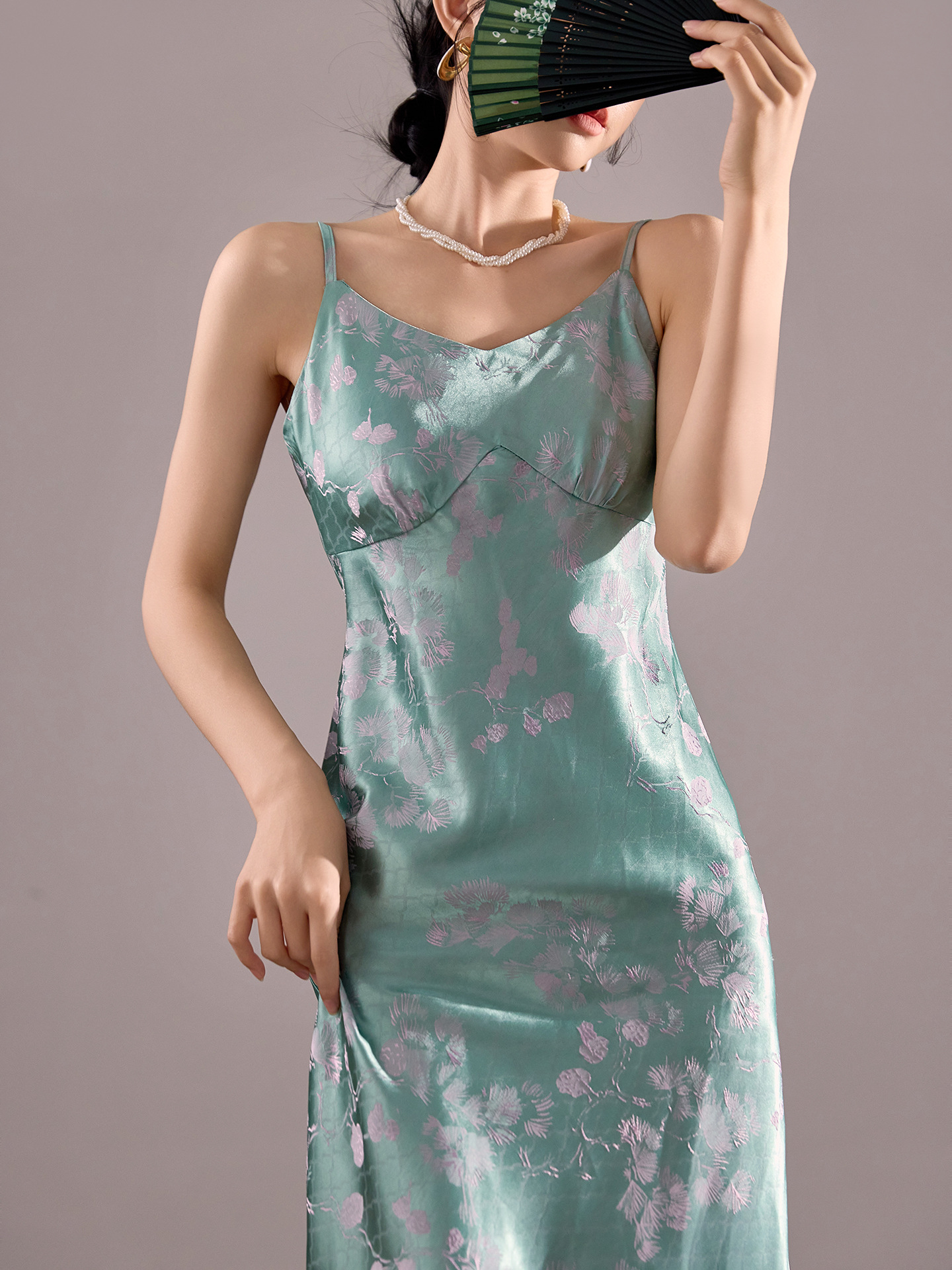 Đầm ôm body nữ chất liệu acetate hoa văn jacquard, dáng dây mảnh, phong cách tân cổ điển — màu vàng