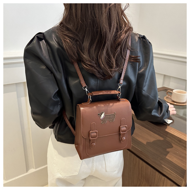 This is a new retro commuting backpack for the autumn of 2024, featuring a casual color contrast and a niche design. It is a small square single-shoulder hand-carry bag undefined