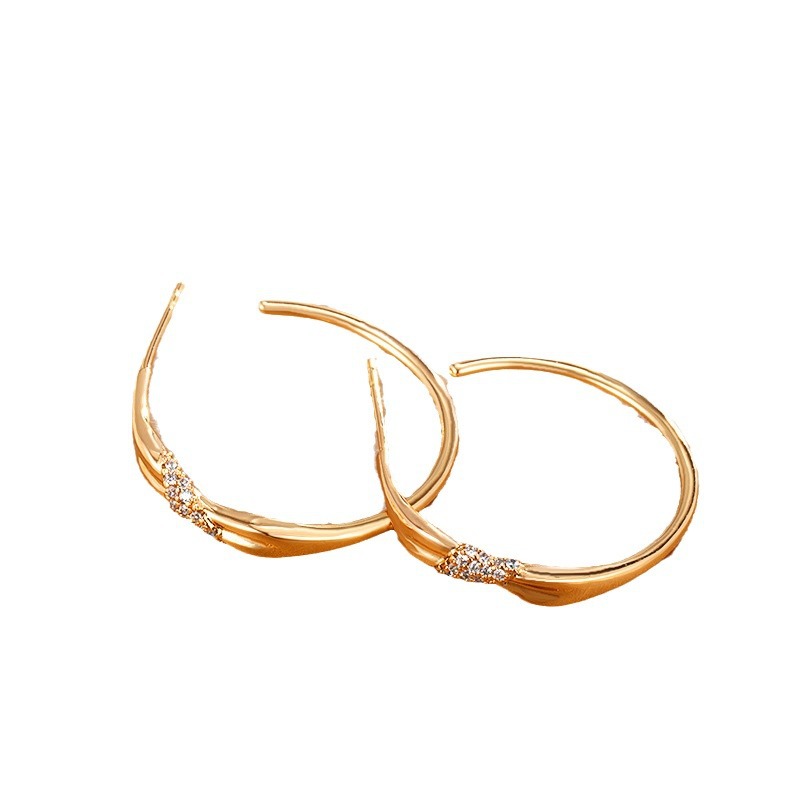 Xu Ping Jewelry Pendientes brillantes en forma de C retro de alta gama de Corea Pendientes de mujer Lujo ligero y estilo frío Pendientes simples