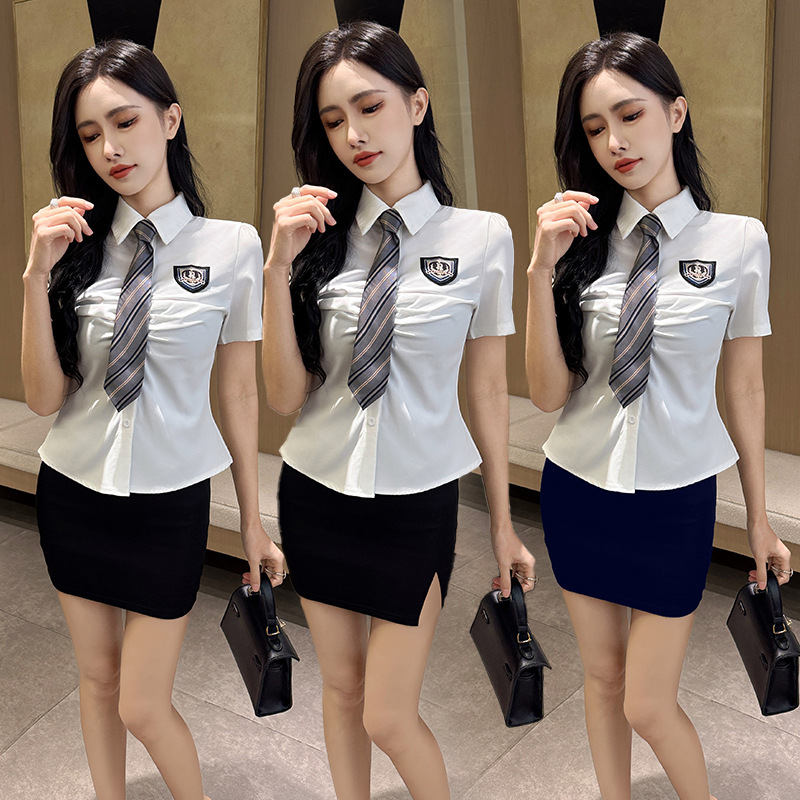 흰색 상의 + 넥타이