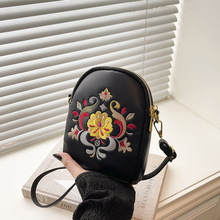 新款个性时尚手机包复古国风民族风刺绣花朵单肩斜挎小包贝壳跨境