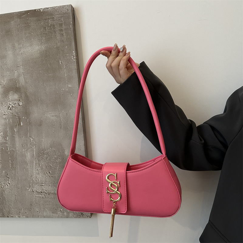 Bolsas populares de este año para mujeres 2024, nueva moda de moda, bolsas de hombro de textura extranjera, bolsas de brazo de viaje.