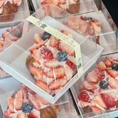 ケーキの包装箱を切る4インチ3インチ千層のデザートティラミスは西洋の角型を焼いて箱を梱包する