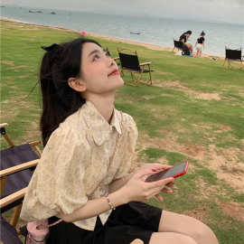 甜美碎花衬衫女夏2023新款泡泡袖港式娃娃领短款洋气外穿短袖上衣