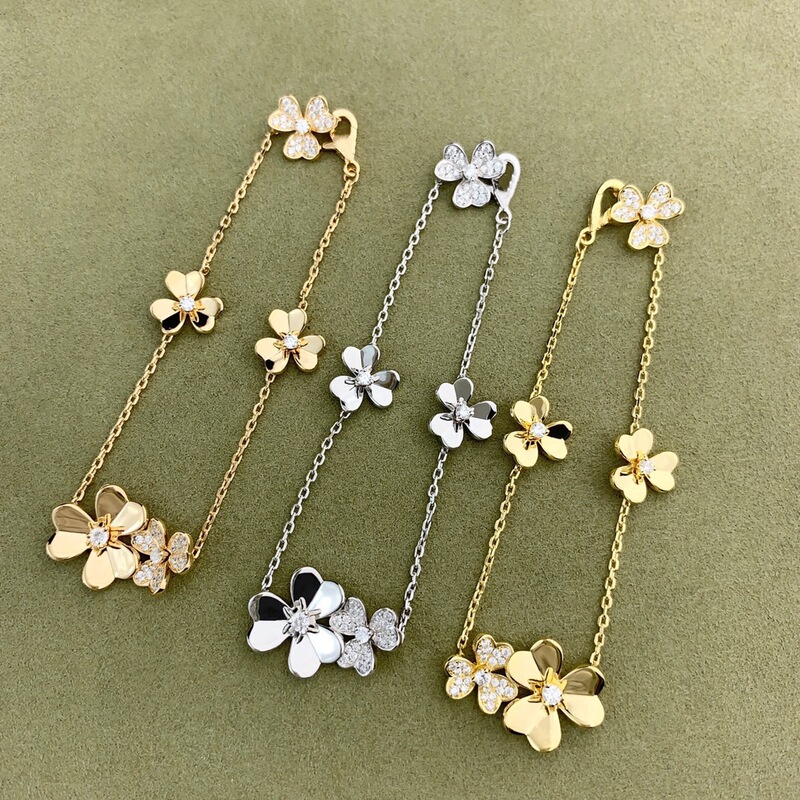 Vanjia's Same Clover Five-Flower Bracelet, Accessible Luxury Niche Design, High-End Exquisite Flower Four-Leaf Clover Bracelet Vanjia's Same Clover Five-Flower Bracelet, Accessible Luxury Niche Design, High-End Exquisite Flower Four-Leaf Clover Bracelet