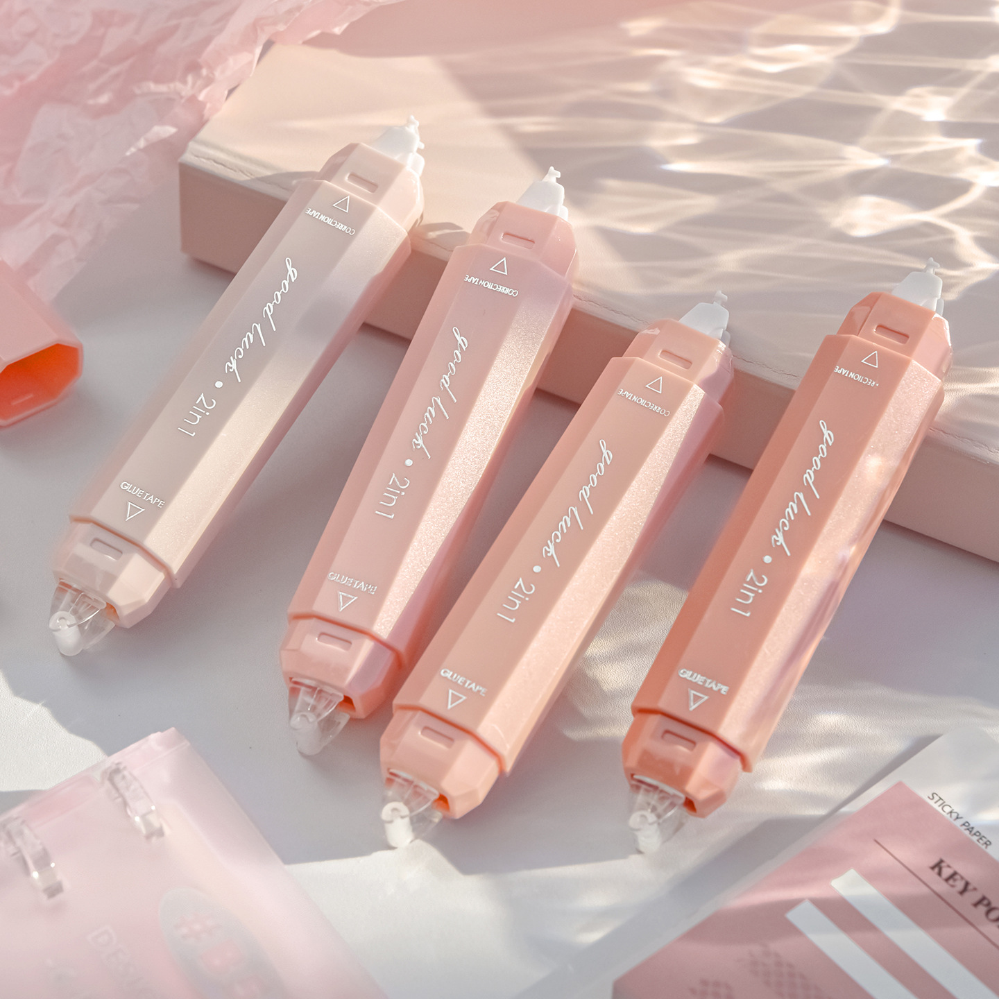 La nueva cinta correctora dos en uno, un poco de pegamento, pequeño libro rojo, el mismo párrafo, cinta correctora de doble cabezal y doble propósito, papelería para estudiantes