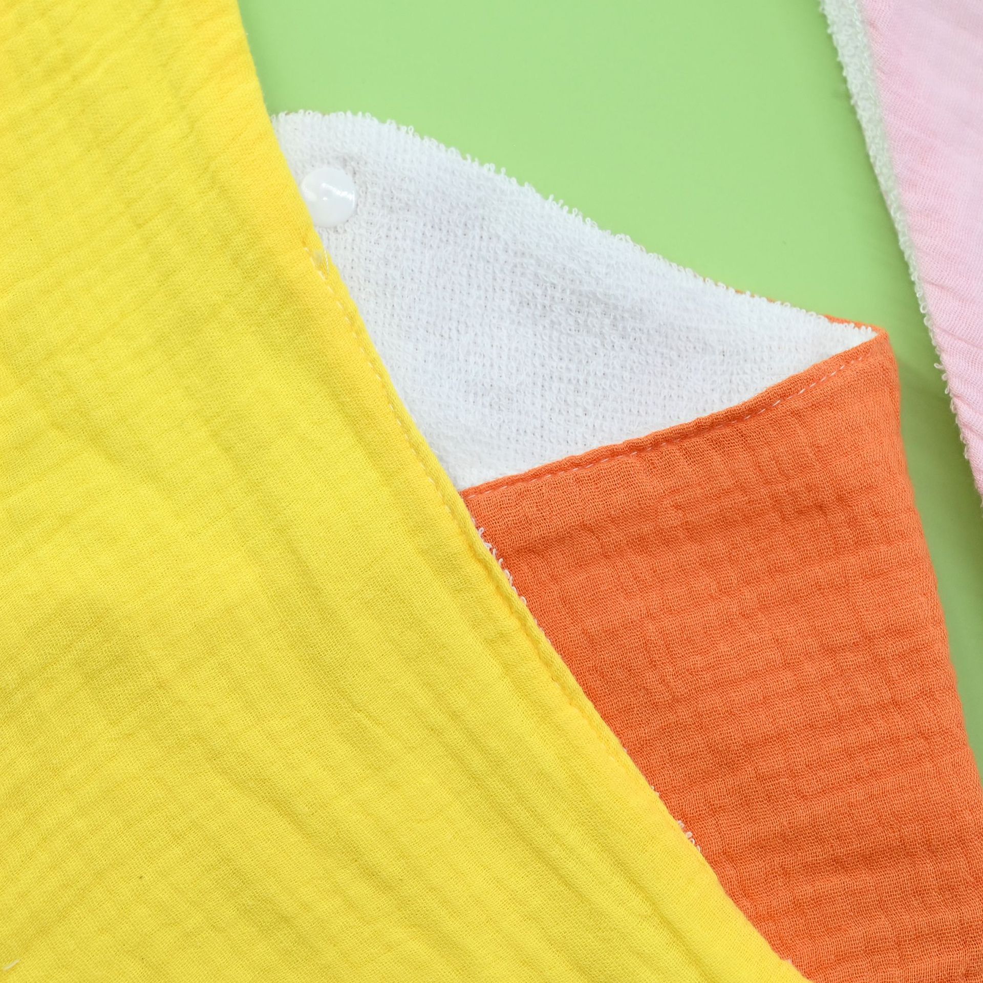 Un tipo de toalla de saliva para bebés babero de gasa de algodón puro toalla triangular anti-vómitos para recién nacidos tela babero para bebés