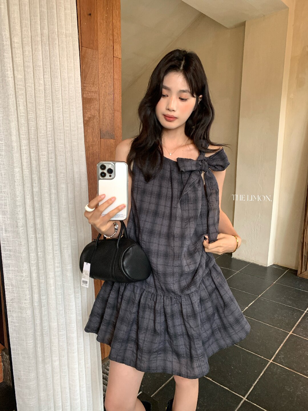 Đầm suông nữ midi họa tiết kẻ ô phong cách học sinh, tay không, viền bèo nhún, thiết kế thanh lịch mùa hè 2026 — kẻ ô chi tiết 6