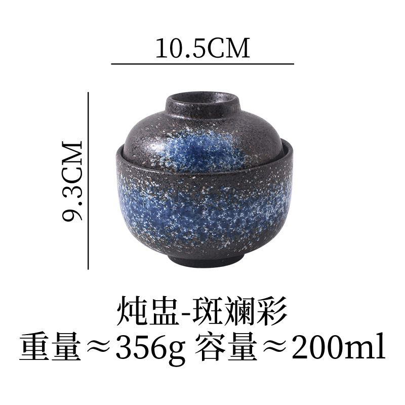 日本式の陶磁器の小さいシチューの杯のツバメの巣は水をあけて碗のスープをかぶせます。|undefined