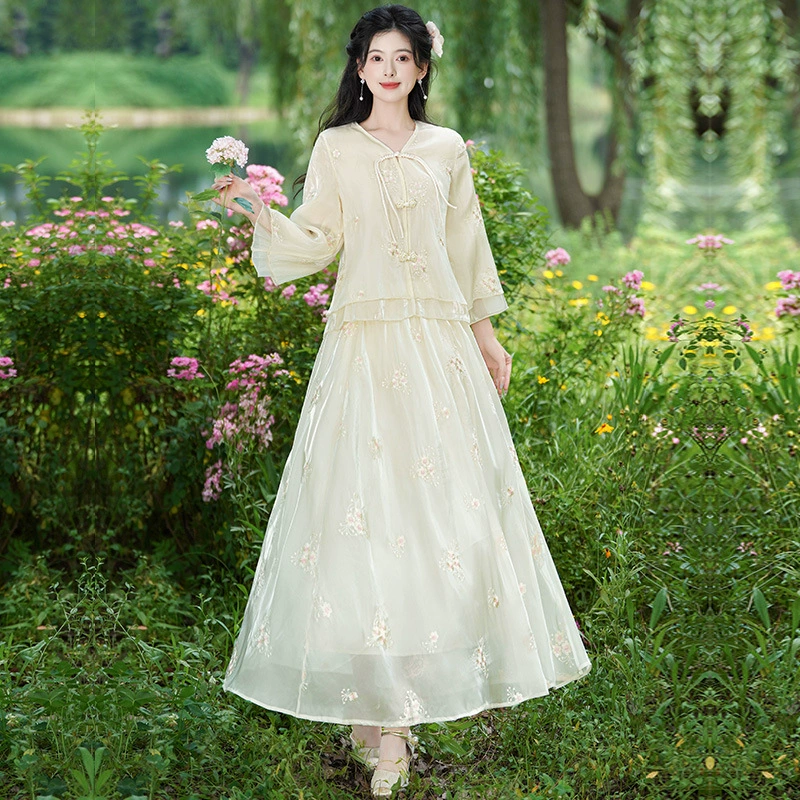 Летний костюм 2025 года: улучшенная вышивка, кардиган с V-образным вырезом и пуговицами в стиле шинуазри, юбка, женский комплект.