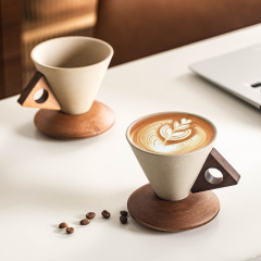 デザインされたレトロなセラミックコーヒーカップ、ハイエンドで絶妙なホームコーヒーレディースパーソナルカップとソーサーセット