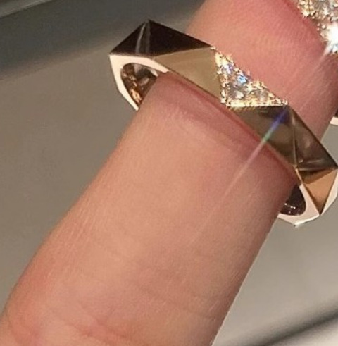 Jz-693-diamond v-mouth ring