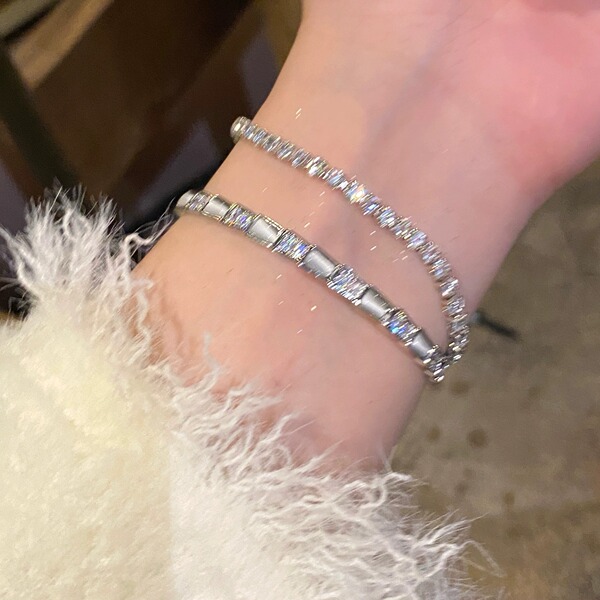 Bracelet with zircon