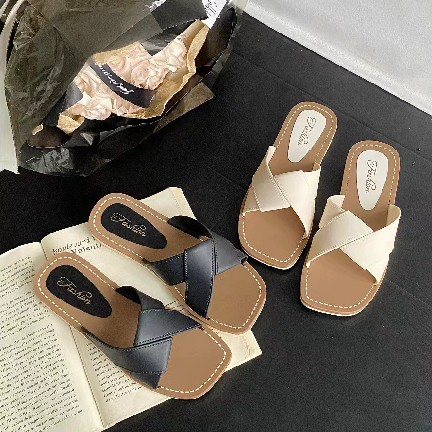 Тапочки женщины носят летнюю корейскую плоскую серебряную буксировку с юбкой на мягкой подошве для отдыха на пляже обувь