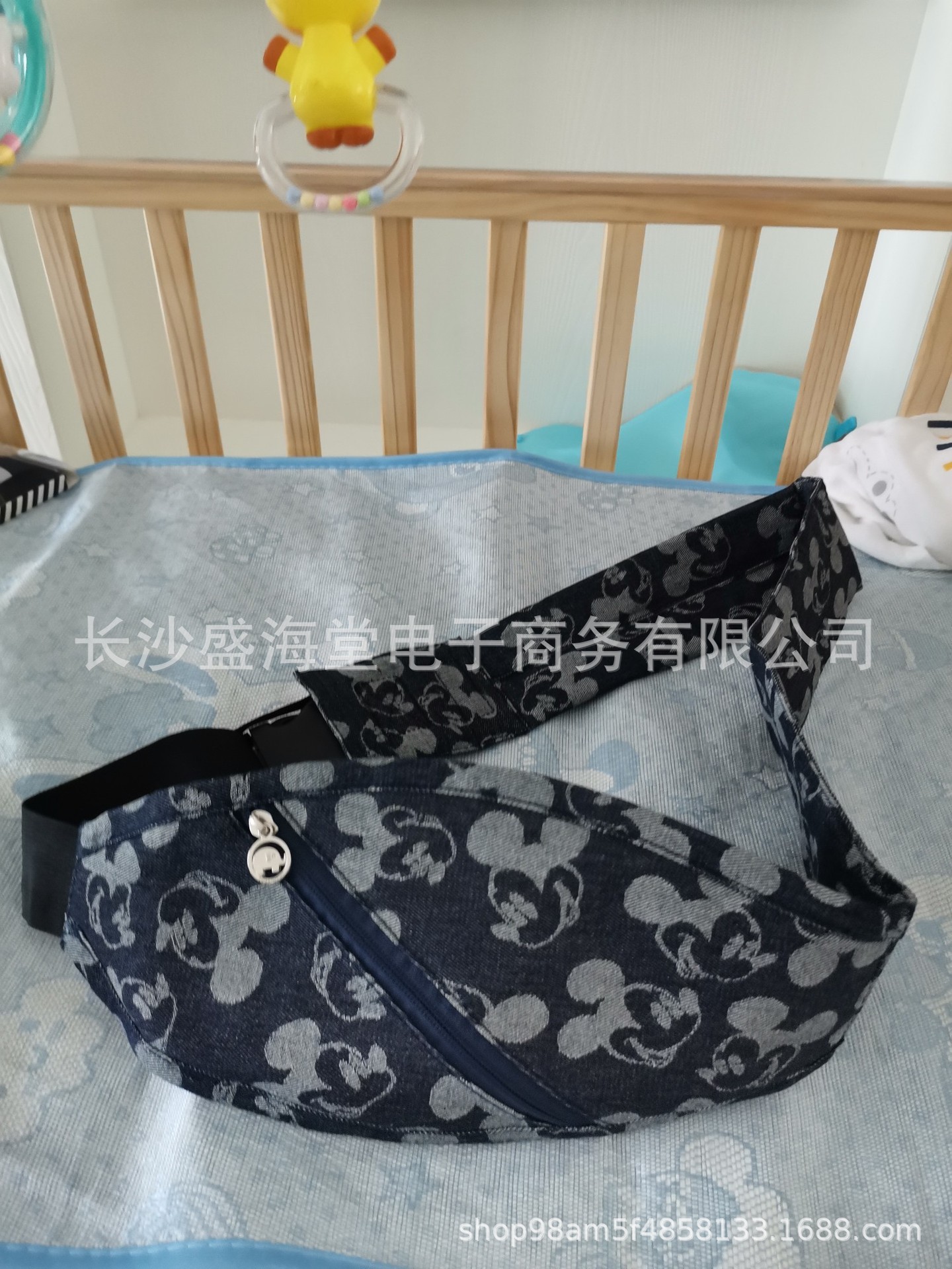 Un hombro bebé crossbody correa de sujeción delantera que sostiene verano ligero simple salida que sostiene bebé atrás bebé artefacto