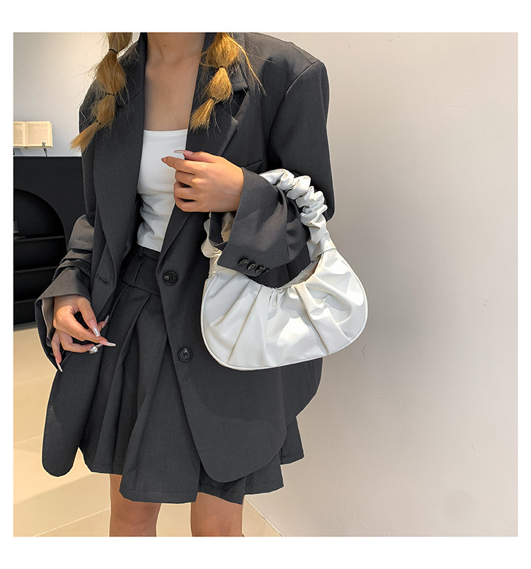 Borsa a tracolla singola a spalla singola con metodo cloud piegato sotto le ascelle da donna 2024. Borsa a mano con texture casual_voghion.com