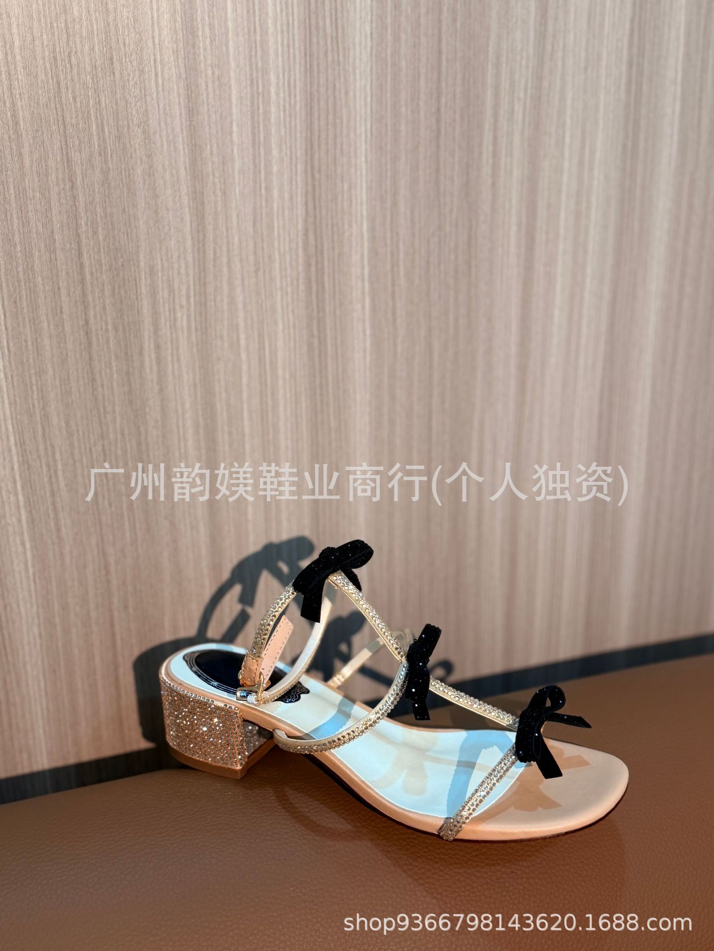 청키힐 리본 장식 블랙 애프리콧 샌들