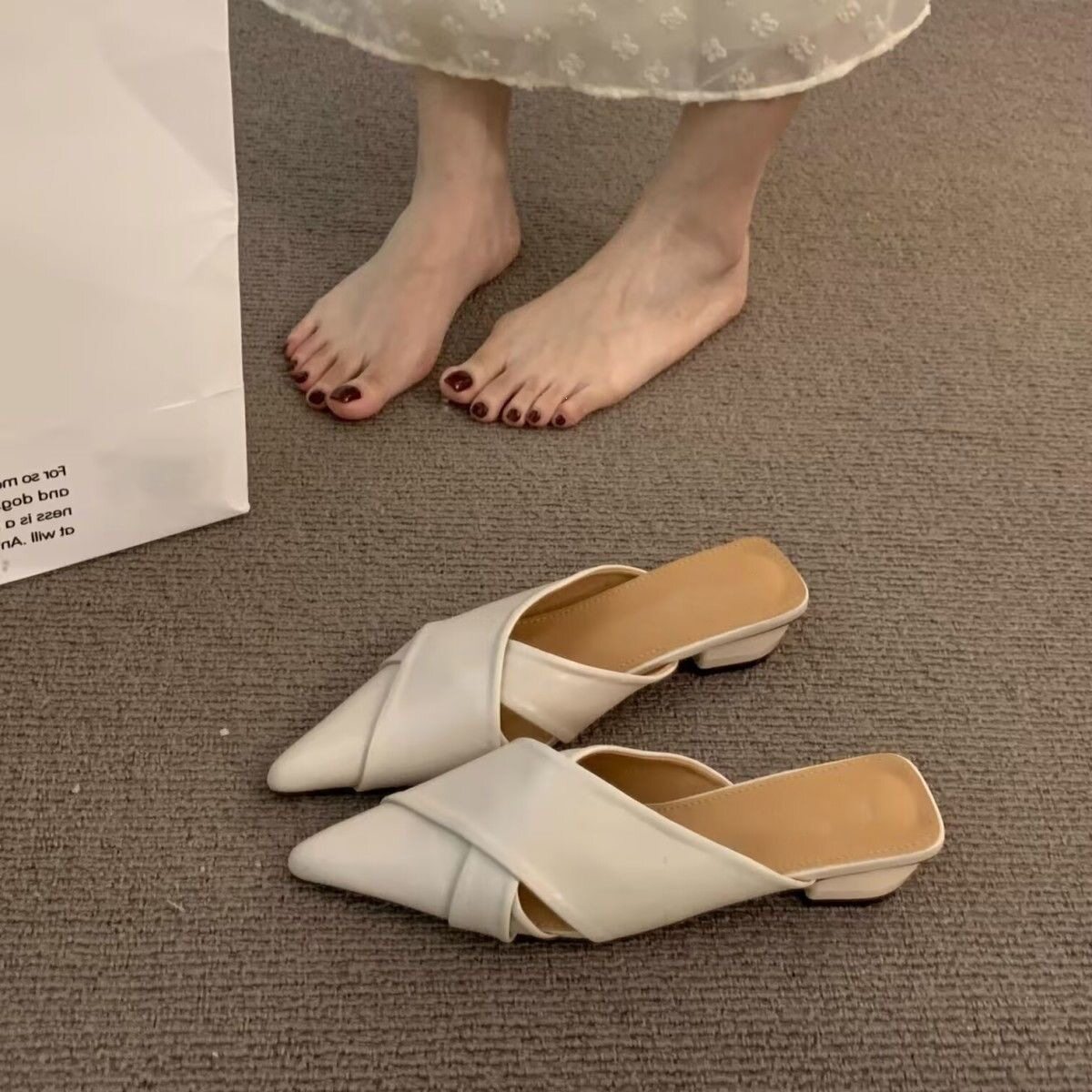 2026 verano nuevo retro tacones bajos puntiagudos zapatos de mujer zapatos de media zapatilla