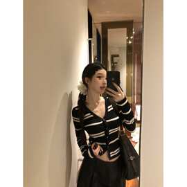 黑白条纹v领长袖针织开衫女秋季设计感后背网纱拼接透视性感上衣