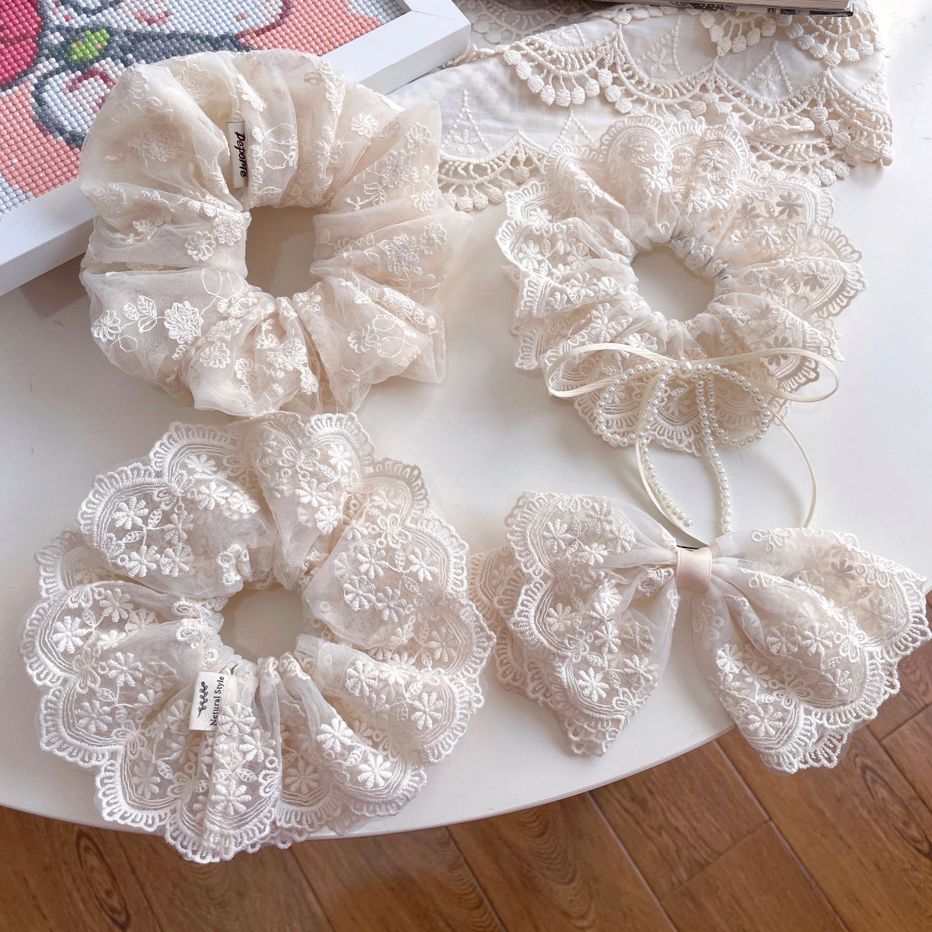 Scrunchie vintage in pizzo di cotone con ricami artistici_voghion.com