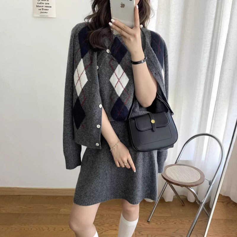 十三行春秋短袖撞色圆领上衣+淑女长袖针织开衫+松紧腰短裙三件套|undefined