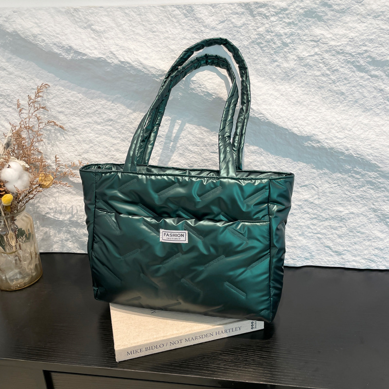 Bolsa de hombro de algodón de perla plegable para mujeres 2024 otoño y invierno nueva bolsa de transporte de pluma de moda de gran capacidad bolso especial