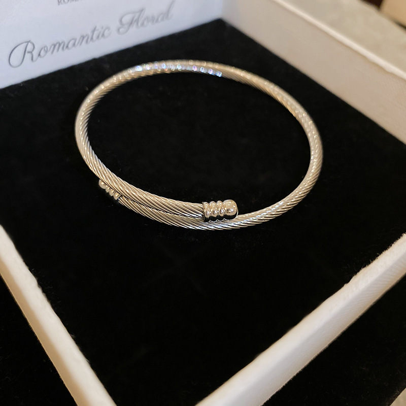 欧米のクロスボーダーにジルコンを入れて、ブレスレットを開けます。