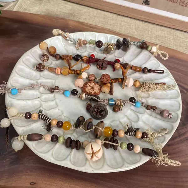 New Chinese Ethnic Style Natural Fruit Braided Rope Bracelet for Women, Artistic Retro Fruit Shell Personalized Bracelet, Small and Numerous Treasures
