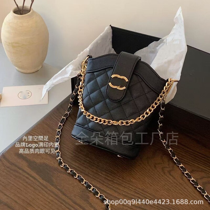 New Fragrant Grandma Chain Shoulder Bag Portable Rhomboid Fries Bag Chain Crossbody All-match Western Style Foreign Trade Wholesale New Fragrant Grandma Chain Shoulder Bag Portable Rhomboid Fries Bag Chain Crossbody All-match Western Style Foreign Trade Wholesale