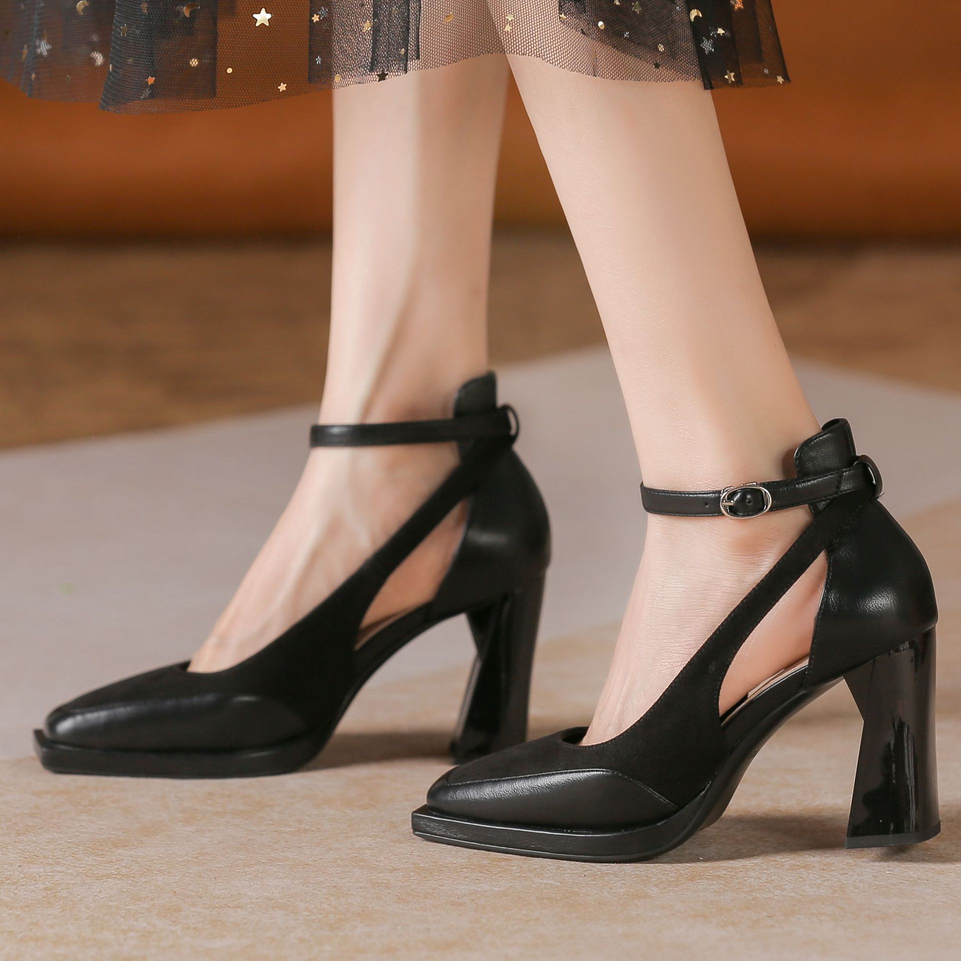 Sandales Y9530 imperméables à plateforme et talon bloc romain, style ajouré sur le côté, nouveauté été, à une bride, polyvalentes et élégantes, idéales pour les déplacements quotidiens et les occasions professionnelles._voghion.com