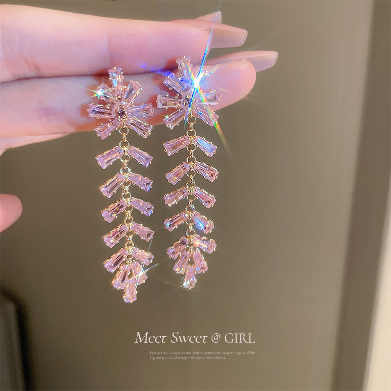 Agujas de plata transfronterizas flores de zircón aretes de bordillo estilo de moda pernos de auriculares lujosos de alto nivel de diseño de auriculares nicho