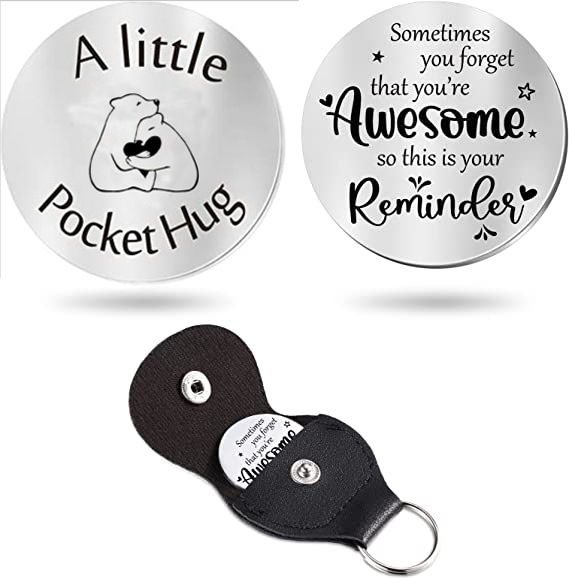 Un pequeño bolsillo abrazo llavero de cuero oblea de acero inoxidable de doble cara llavero de letras